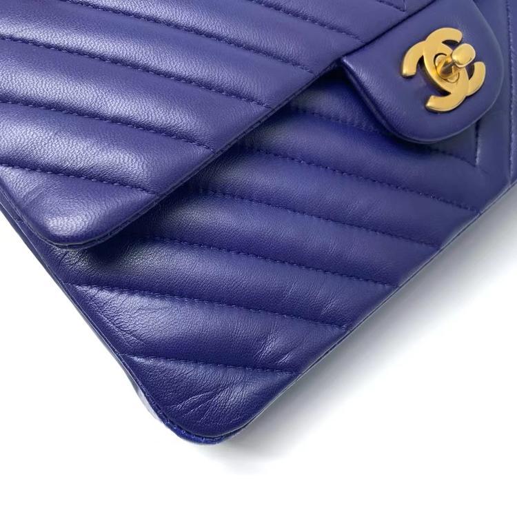 Chanel香奈儿 蓝色金扣V纹CF中号链条包 Chanel 香奈儿蓝色金扣V纹CF中号链条包，成色很好，包型挺立，稀有的颜色，超酷，专柜62700，镭射21开，我们现货好价带走啦，尺寸：25.15.7cm